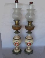 Grande paire de lampes à pétrole, fût en porcelaine à décor …