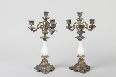 paire de chandeliers anciens en laiton avec du verre blanc