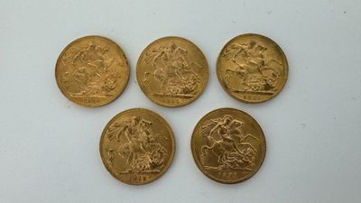 quatre souverains d'or, dont l'un représente un lion et l'autre un cheval