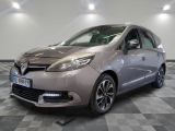 la photo d'une voiture argentée garée dans une salle d'exposition