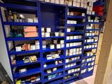 une étagère bleue sur laquelle sont posés de nombreux objets, dans une pièce