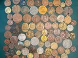 beaucoup de pièces qui sont sur la table