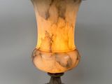 une photo d'une lampe de table surmontée d'un abat-jour en marbre
