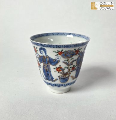 une tasse bleue et blanche ornée d'un motif