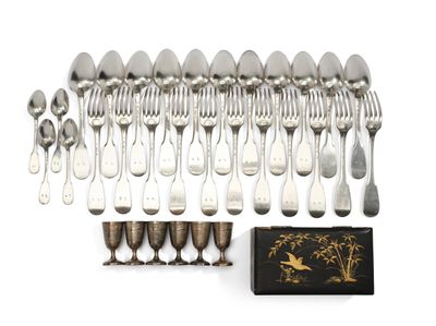 ENSEMBLE EN MÉTAL ARGENTÉ comprenant : - six petits coquetie…