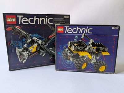 deux coffrets lego technic sont présentés sur une surface blanche