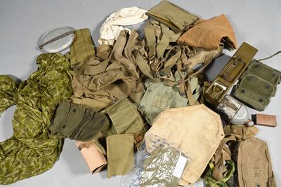 de nombreux objets militaires qui sont posés sur la table
