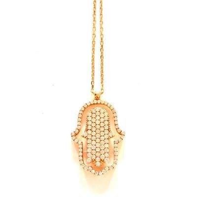 un gros plan d'un collier orné d'une hamsa
