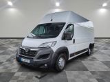 la camionnette blanche est garée dans une grande pièce au sol en damier