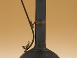 un vase noir et doré orné de cornes