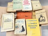 Plusieurs livres sont empilés les uns sur les autres dans une boîte en carton