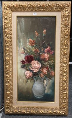 un tableau représentant des fleurs dans un vase blanc posé par terre