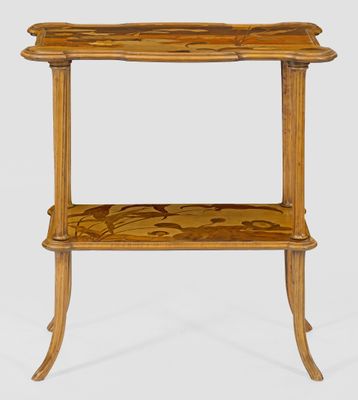 une table en bois surmontée d'une étagère