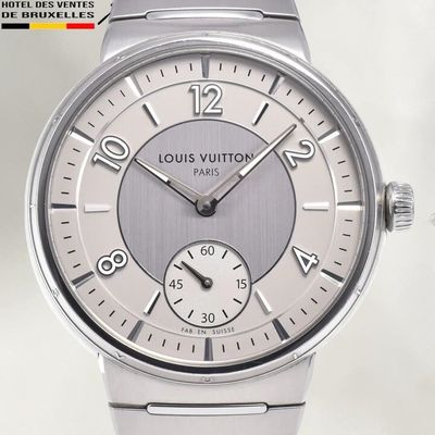 un gros plan d'une montre-bracelet au cadran argenté