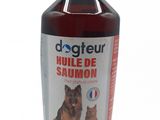 une bouteille de liquide à côté de laquelle est assis un chien