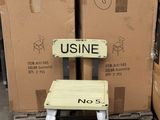 une chaise posée devant une pile de cartons
