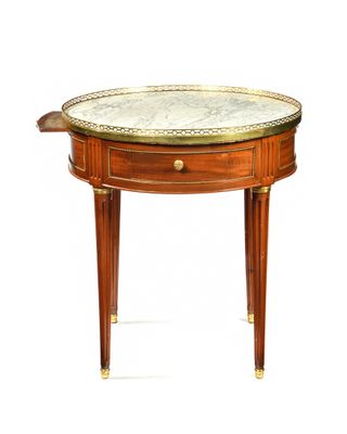 une image d'une table avec un plateau en marbre sur un fond blanc