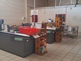 une grande pièce où s'entassent de nombreuses boîtes par terre