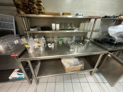 un comptoir en inox sur lequel sont posés plusieurs verres vides