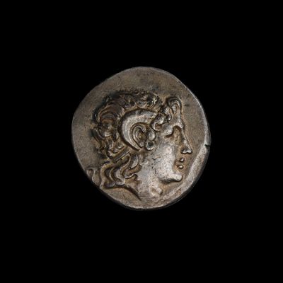 un gros plan d'une pièce de monnaie avec un visage dessus
