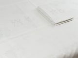 un lit recouvert d'une couette blanche et d'une paire de serviettes