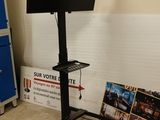 une télévision posée sur un meuble dans une pièce