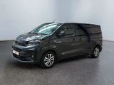 une camionnette noire garée dans une pièce aux murs blancs