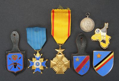 plusieurs médailles et médailles sont exposées sur une surface noire