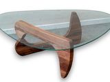 table basse en verre avec des pieds en bois et un plateau en verre