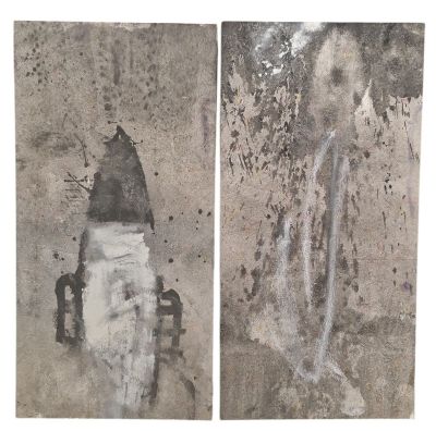 deux peintures représentant un homme et une femme sur un mur en béton
