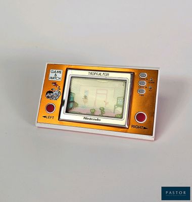 un petit jeu électronique posé sur une table