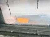 une photo d'une fenêtre sale, couverte de peinture