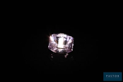 gros plan d'un diamant violet sur une surface noire