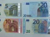 quatre billets de banque différents, de formes et de couleurs variées, sur un fond blanc