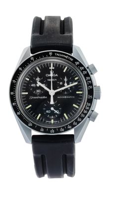 un gros plan d'une montre sur un fond blanc avec un fond blanc