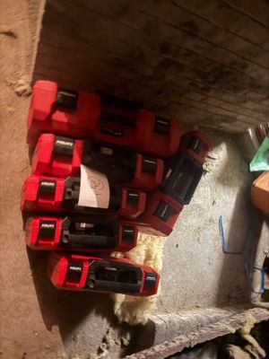 une photo montrant un ensemble d'outils posés sur une étagère