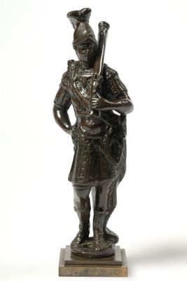 "Arquebusier" en bronze à patine brune.