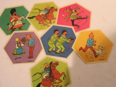six autocollants représentant des enfants, posés sur une table
