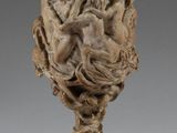 une image représentant un vase d'aspect très ancien posé sur un socle