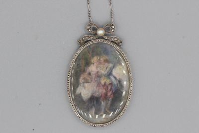 un collier en argent sur lequel est gravée la photo d'une femme
