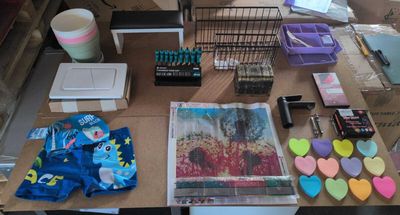 une table sur laquelle se trouvent beaucoup d'objets