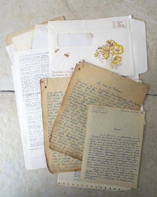 de nombreuses vieilles lettres et de nombreux vieux papiers éparpillés sur le sol