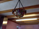 un bol suspendu au plafond dans une pièce