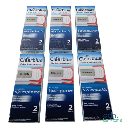 Quatre brosses à dents Clearblue sont alignées sur une surface blanche