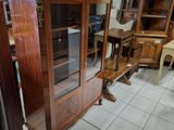 une vitrine surmontée d'une horloge, dans une pièce