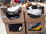 de nombreux cartons de vêtements sur un chariot dans un entrepôt