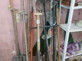 Il y a de nombreux types d'outils de jardinage dans cette pièce.