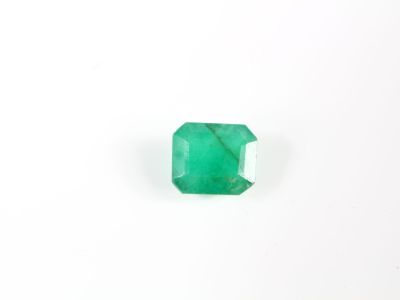 une pierre vert émeraude sur un fond blanc