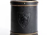 une vieille coupe en cuir noir ornée d'un blason