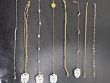 de nombreux types de colliers et de bracelets exposés sur le mur